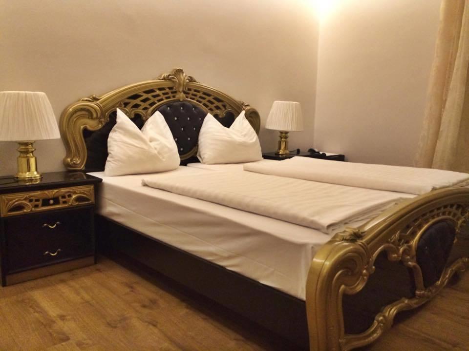 Stadthotel Restaurant Auerhahn Vocklabruck Room photo